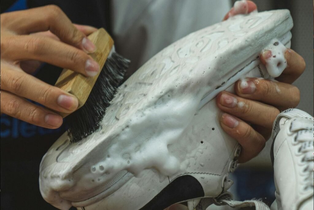 cara merawat sepatu putih